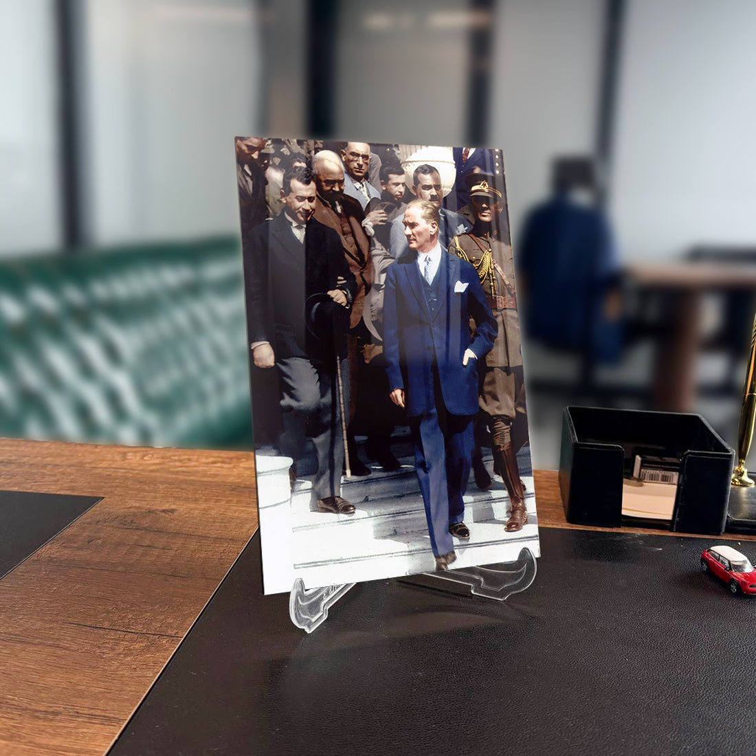 Atatürk 138 cam tablo, özel tasarım UV baskı ile yüksek kaliteli temperli camdan yapılmıştır.
