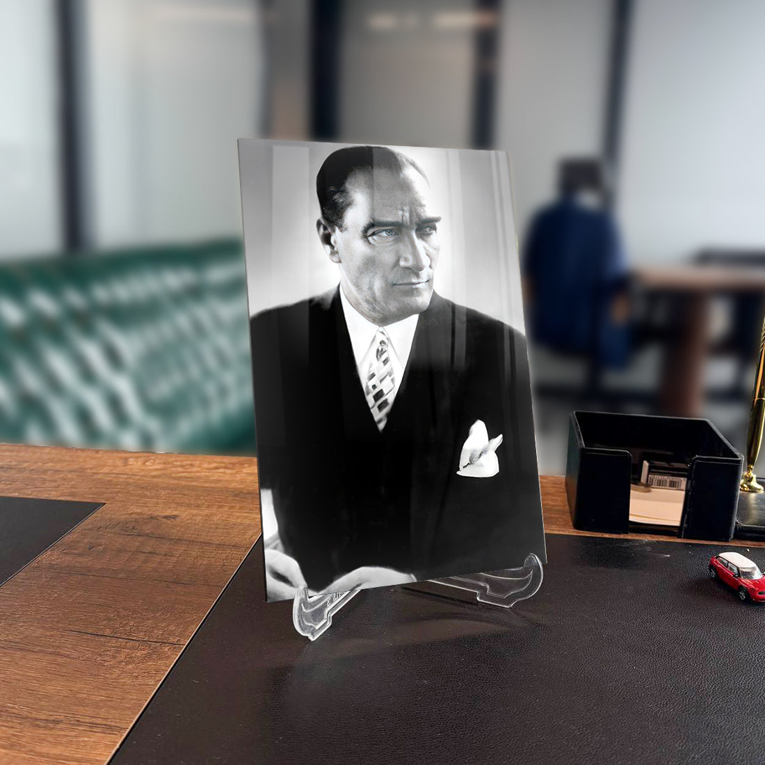 Atatürk 160 Cam Tablo, şık UV baskı, sağlam cam, modern ofis dekoru, yüksek kaliteli tasarım.