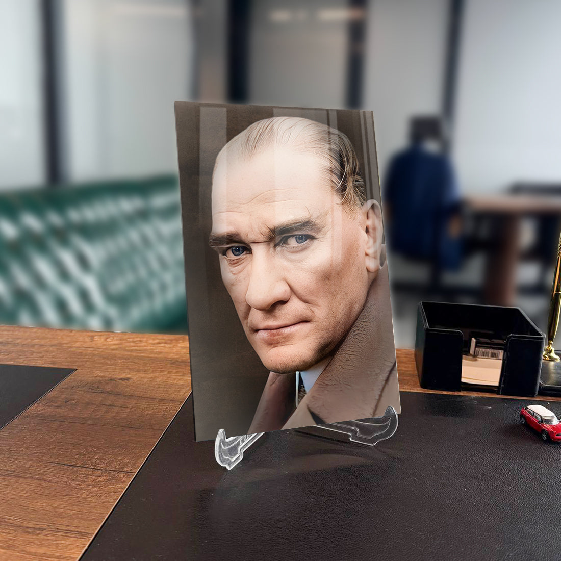 Atatürk 135 Cam Tablo on a desk, showcasing high-quality UV printing on tempered glass surface.