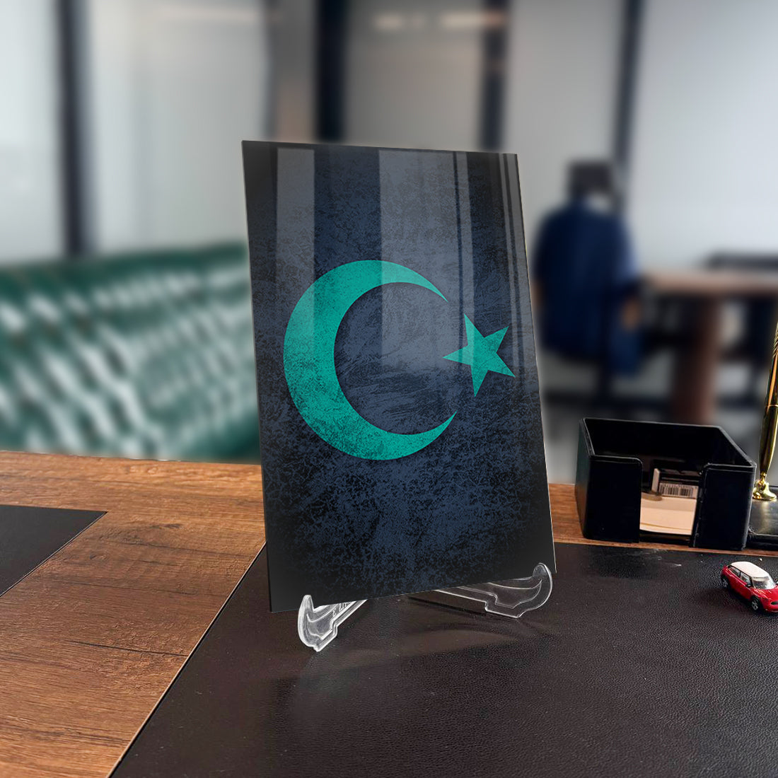 Türk Bayrağı temalı 18 cam tablo, modern ofis dekoru için şık bir seçenek.