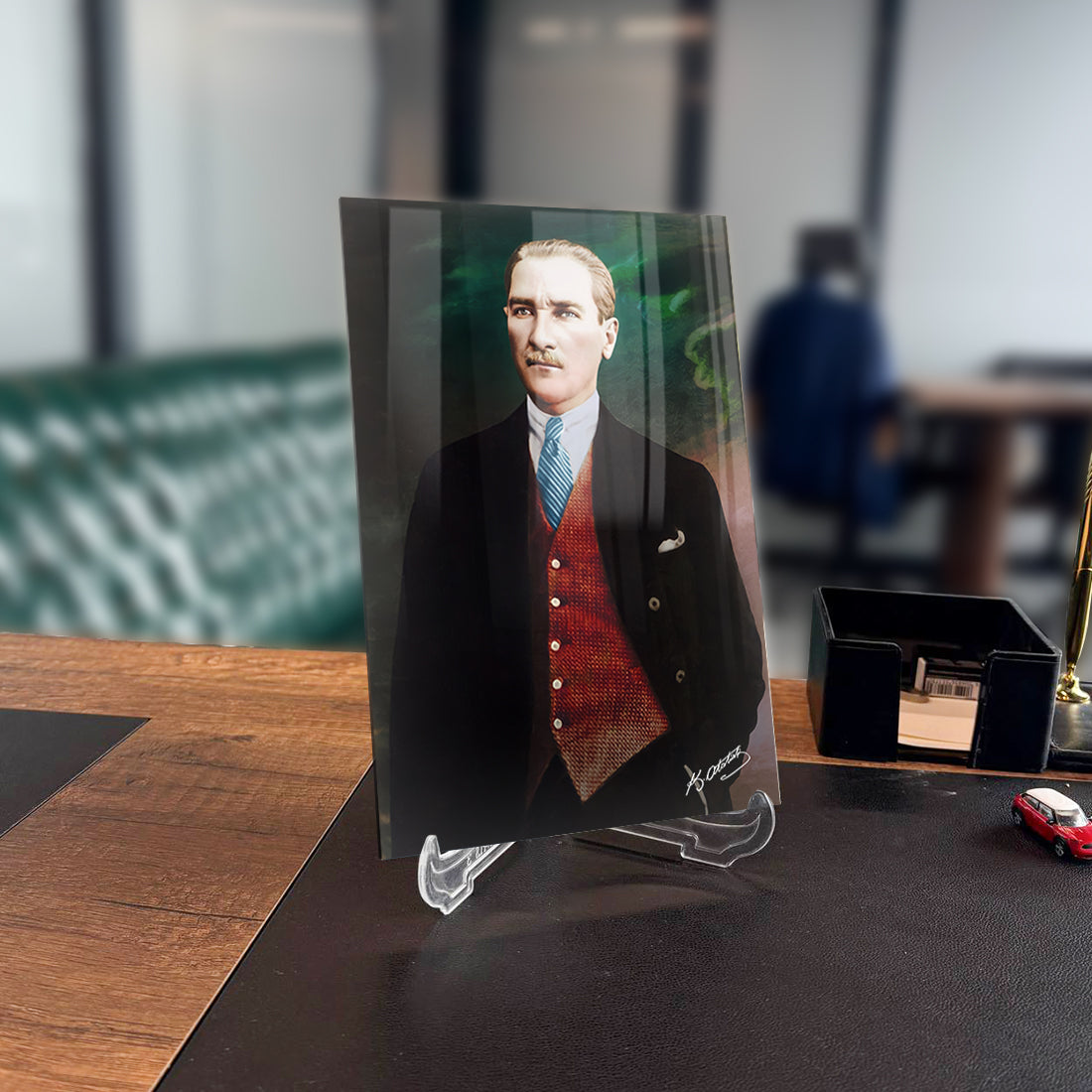 Atatürk 108 Cam Tablo, 4mm kalınlığında temperlenmiş camdan özel tasarım. Ofis dekorasyonu için şık ve dayanıklı.
