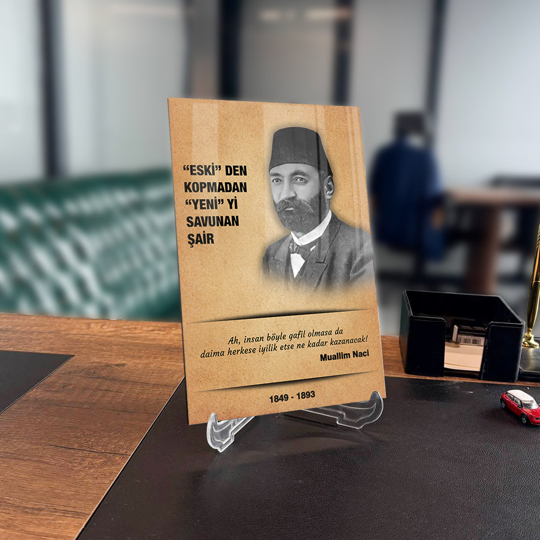 Muallim Naci Cam Tablo, ünlü şairin portresi ve alıntısıyla modern ofis dekorasyonu.