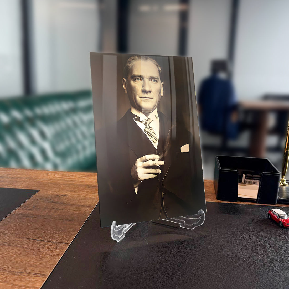 Atatürk 193 Cam Tablo, şık ofis dekoru, UV baskı ile yüksek kaliteli temper camdan üretilmiştir.