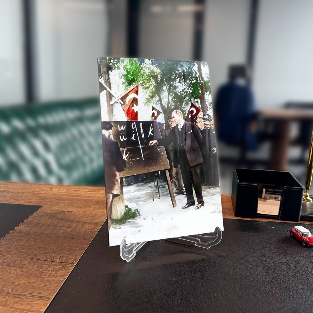 Atatürk 220 Cam Tablo displayed on a desk, featuring UV printed design and high-quality tempered glass.