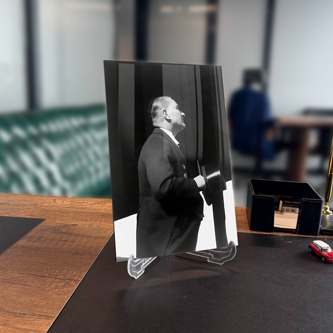 Atatürk 195 cam tablo, şık ofis dekoru, yüksek kaliteli UV baskı ile tasarlanmış cam sanat eseri.