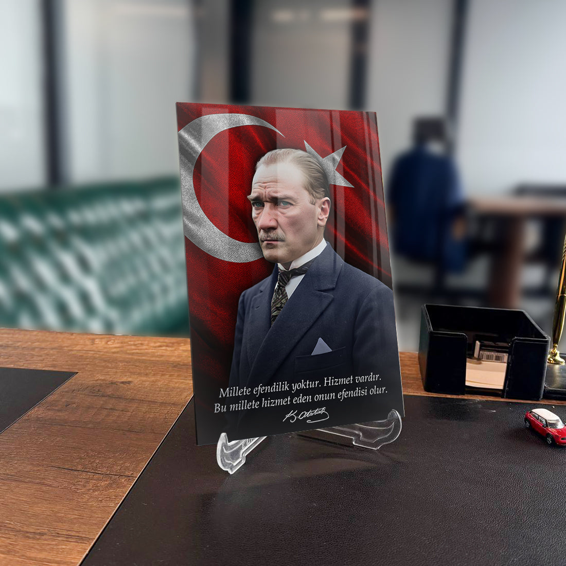 Atatürk 230 Cam Tablo featuring a portrait of Atatürk with the Turkish flag, showcasing high-quality UV printing.
