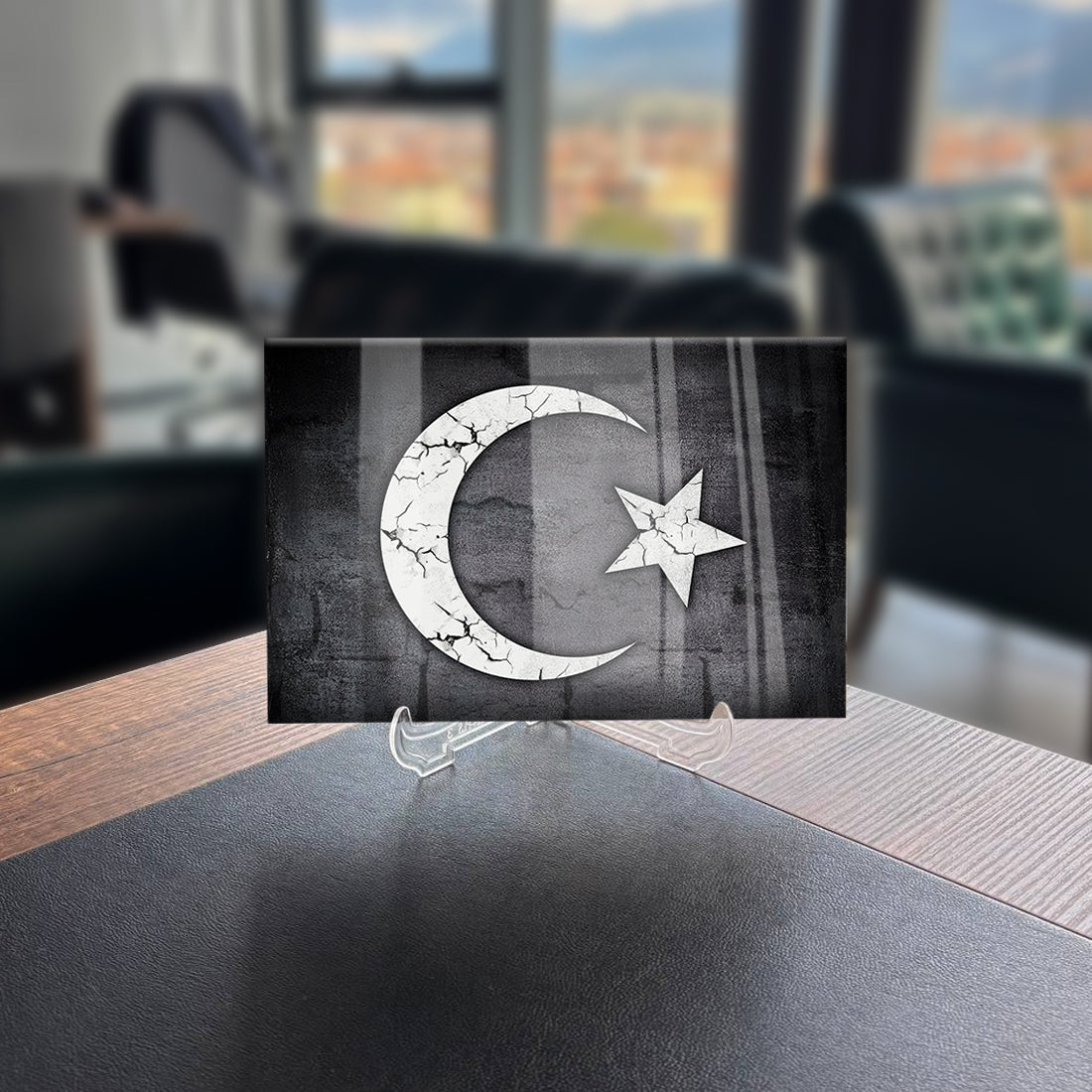 Türk Bayrağı deseniyle şık cam tablo, ev dekorasyonu için mükemmel seçenek.