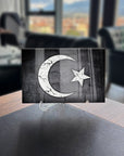Türk Bayrağı deseniyle şık cam tablo, ev dekorasyonu için mükemmel seçenek.