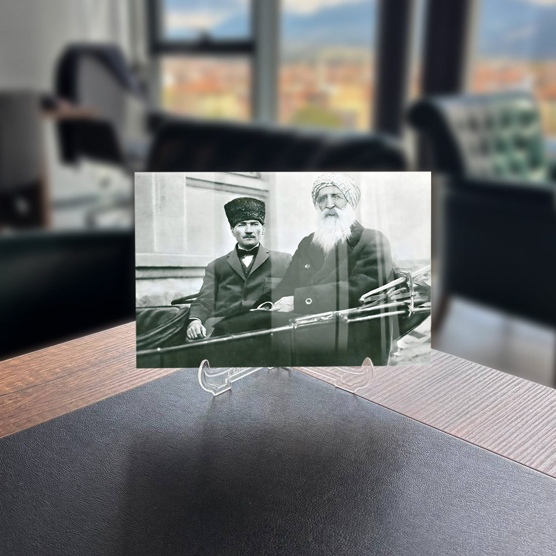 Atatürk 215 Cam Tablo featuring historical figures in a black and white photograph, elegantly displayed.