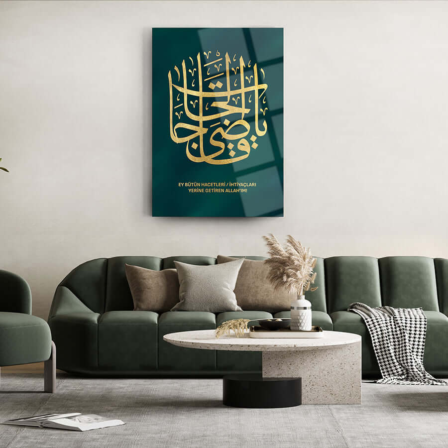 Hacet Duası cam tablo, modern oturma odası dekorasyonu, şık yeşil arka planda altın yazı.