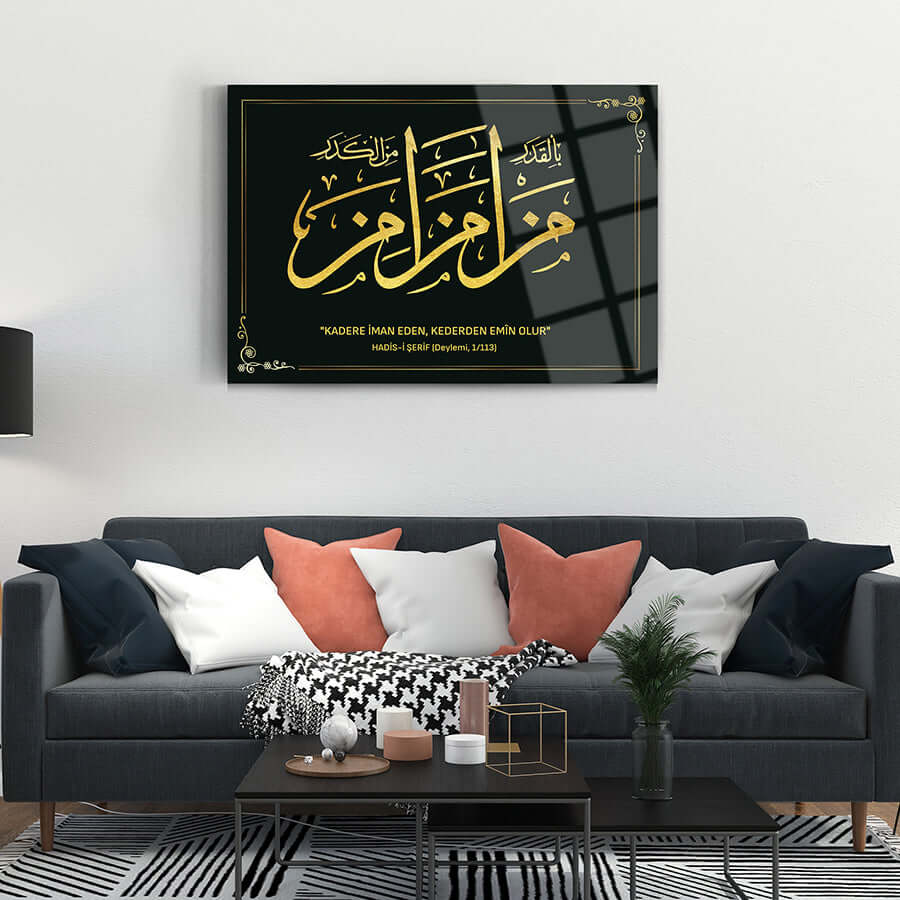 Kader ve Keder Hadis-i Şerifi cam tablo, şık tasarım, UV baskı, dekoratif duvar sanatı.