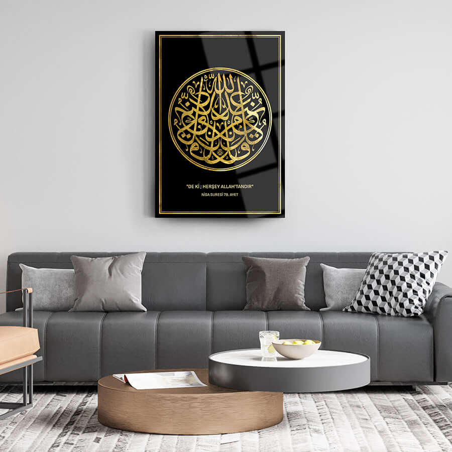 Nisa Suresi 78. Ayet gold design glass art piece displayed in modern living room decor.