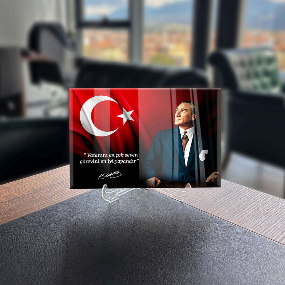 Türk Bayrağı ve Atatürk temalı cam tablo, göz alıcı tasarımıyla ofis dekorasyonuna şıklık katıyor.