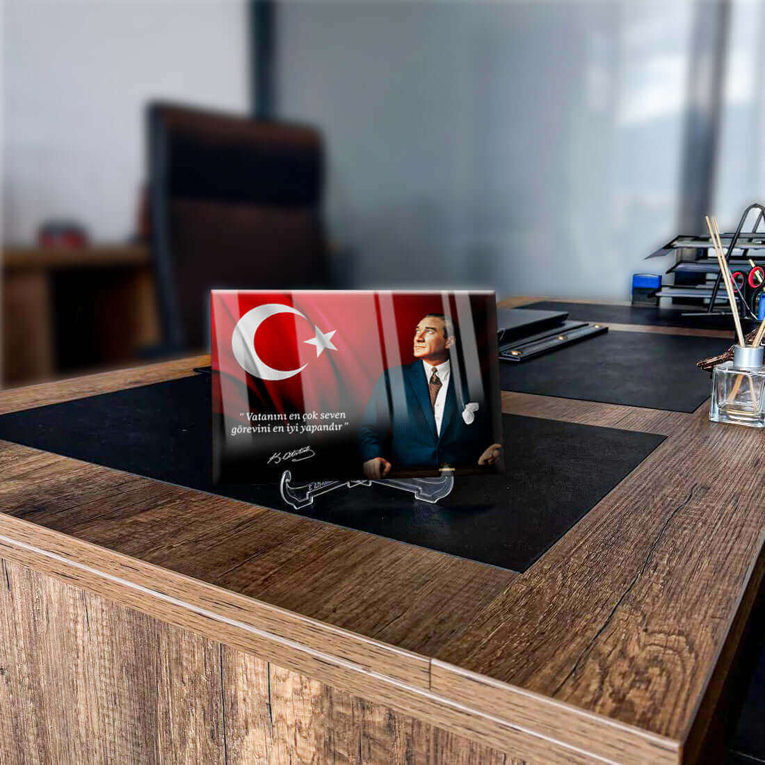 Türk Bayrağı ve tasarımcı figürüyle şık cam tablo, ofis masasında dekoratif bir dokunuş.