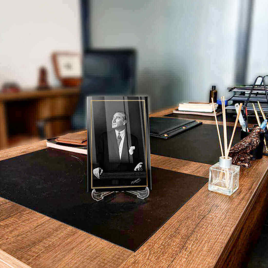 Atatürk 39 Cam Tablo displayed on an office desk with a modern design.