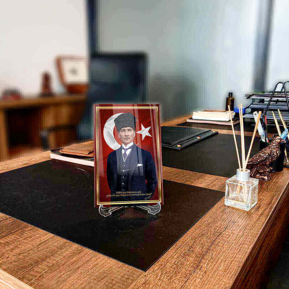 masaüstü cam tablo,masaüstü atatürk tablo,masaüstü hediyelik atatürk.masaüstü tablo,ayaklı masaüstü tablo
