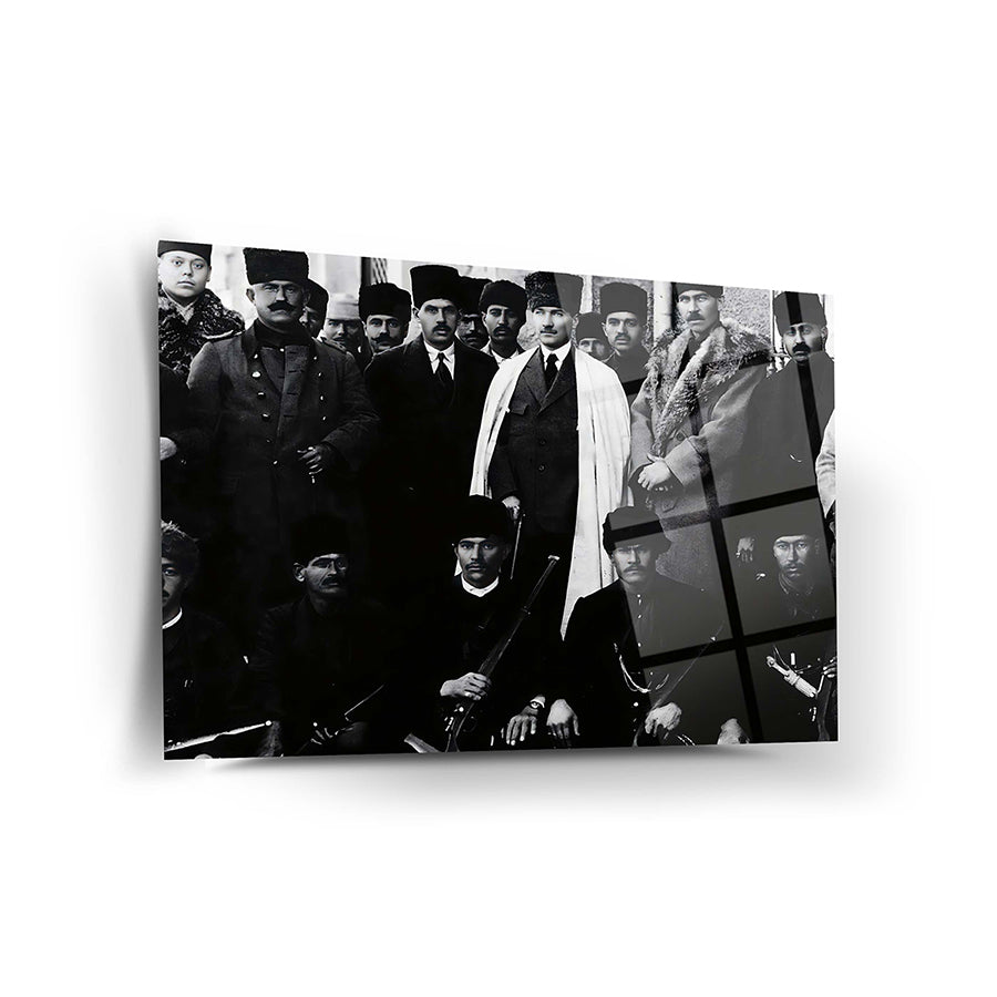 Atatürk 210 Cam Tablo (Çerkez Ethem ve Adamları ile Ankara İstasyonu) üzerinde grup fotoğrafı