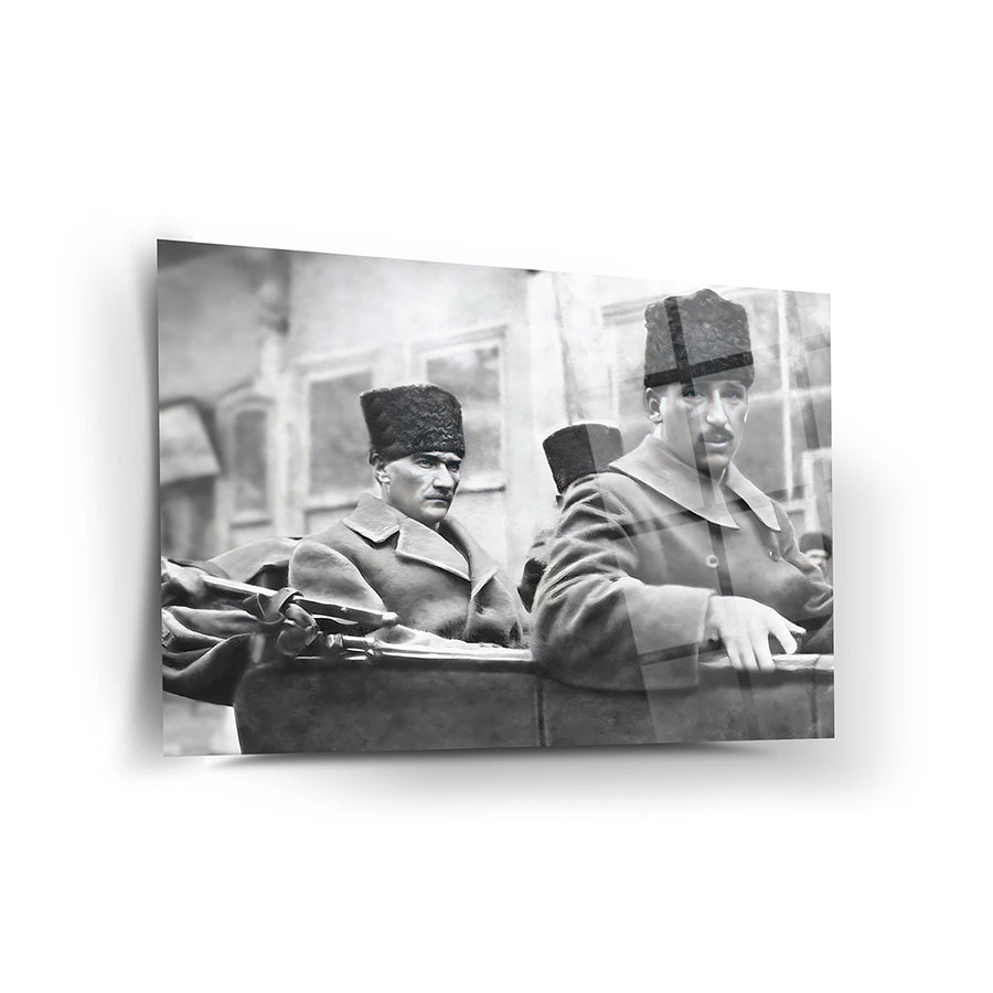 Atatürk 212 Cam Tablo (Salih Bozok ile Eskişehir'den Cepheye Giderken) yüksek kaliteli camdan yapılmıştır.