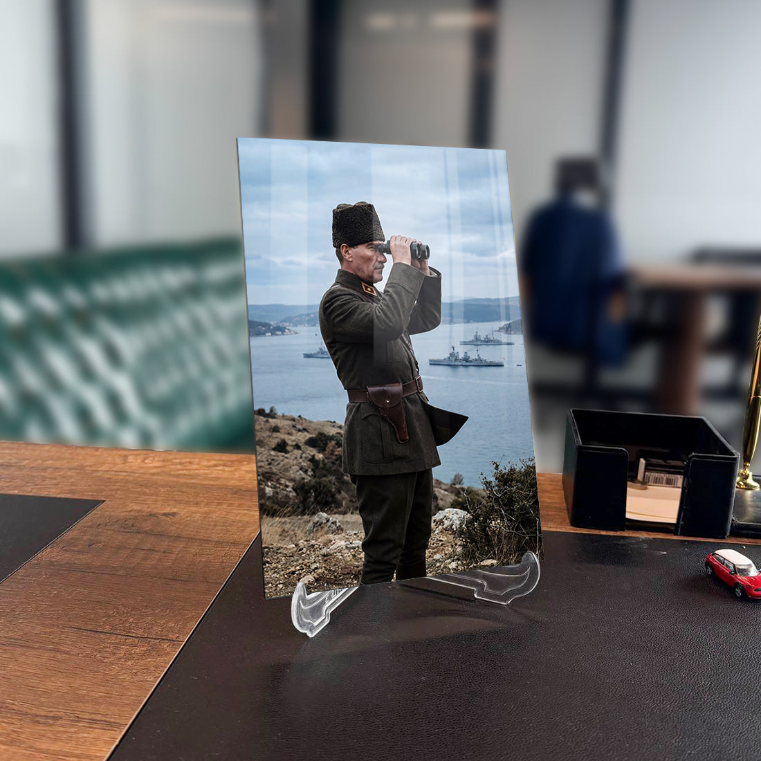 Atatürk Çanakkale Boğazı Dürbünle İzliyor Cam Tablo | SRD Concept