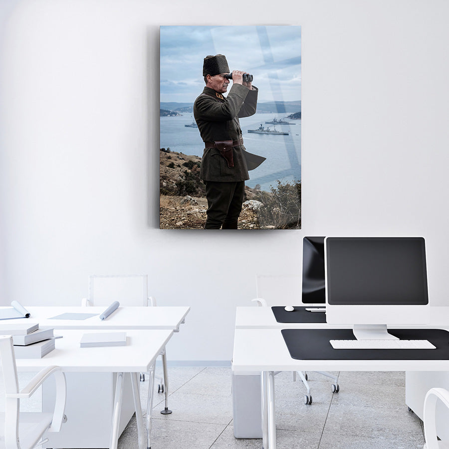 Atatürk Çanakkale Boğazı Dürbünle İzliyor Cam Tablo | SRD Concept
