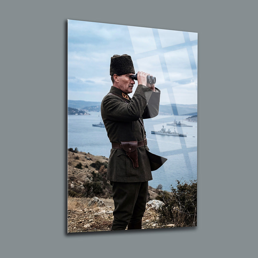 Atatürk Çanakkale Boğazı Dürbünle İzliyor Cam Tablo | SRD Concept