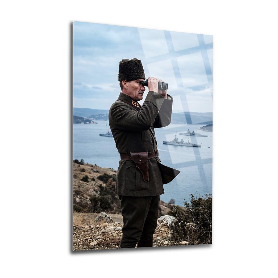 Atatürk Çanakkale Boğazı Dürbünle İzliyor Cam Tablo | SRD Concept