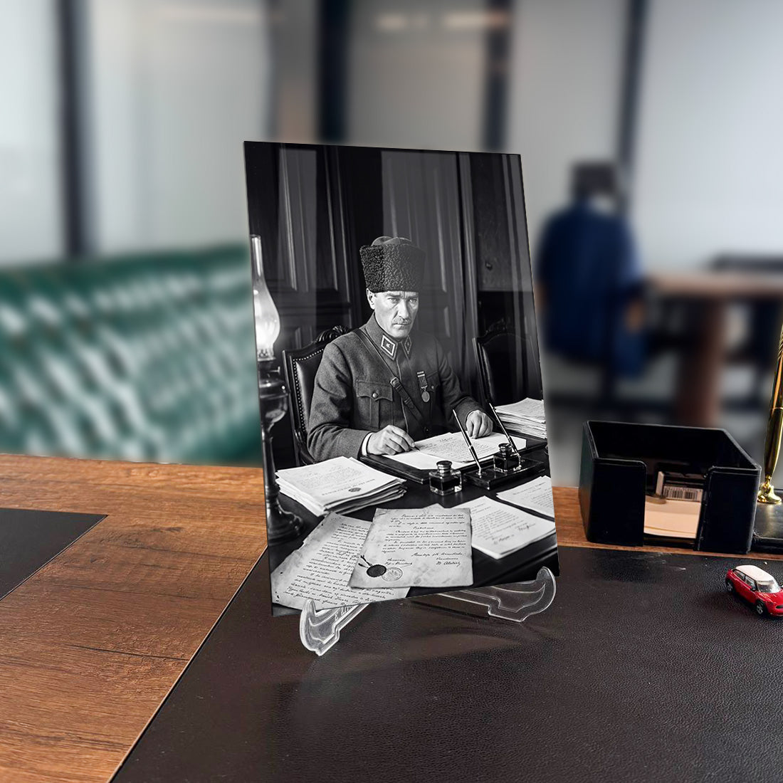 Atatürk Çalışma Masası Belgeler Siyah Beyaz Cam Tablo | SRD Concept